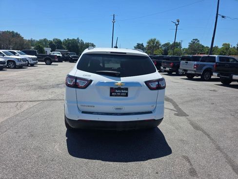 Used 2017 Chevrolet Traverse LT FWD image 3