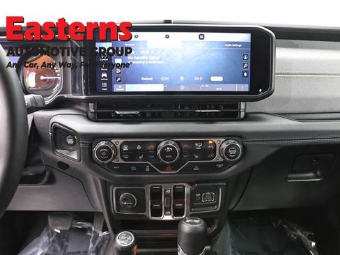 Used 2025 Jeep Wrangler Unlimited Sahara AWD/4WD image 12