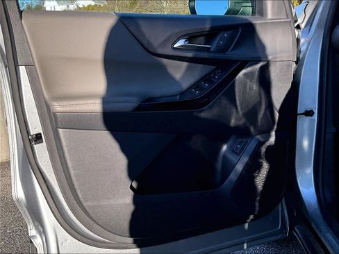 Used 2025 Chevrolet Equinox LT w/ Convenience Package II image 9