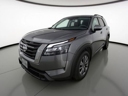Used 2025 Nissan Pathfinder SV image 3