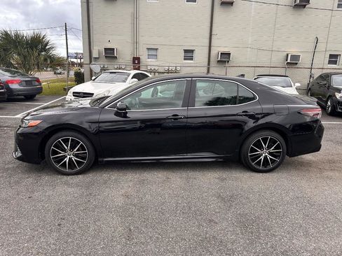 Used 2022 Toyota Camry SE image 4
