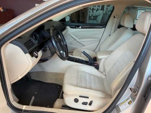 Used 2014 Volkswagen Passat TDI SEL Premium image 16