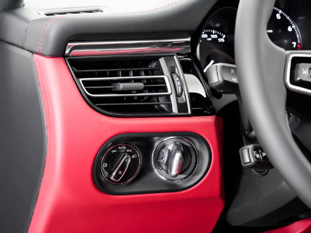 Certified 2026 Porsche Macan AWD/4WD image 10