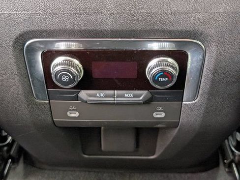 Used 2023 GMC Yukon XL SLT RWD image 31