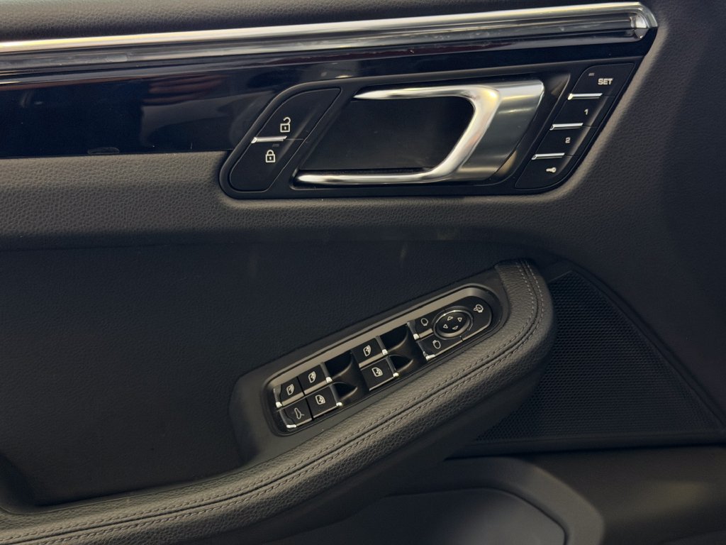Certified 2026 Porsche Macan AWD/4WD image 14