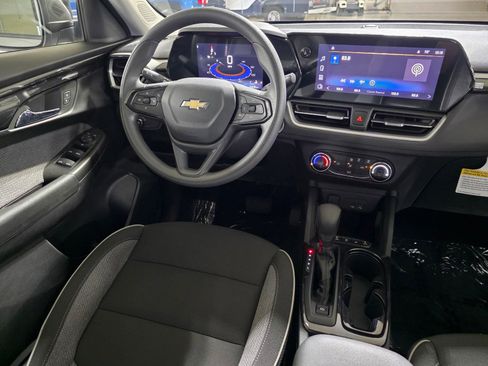 Used 2025 Chevrolet TrailBlazer LS w/ LS Convenience Package AWD/4WD image 19