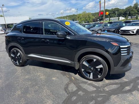 Used 2025 Nissan Kicks SR w/ SR Premium Package AWD/4WD image 3