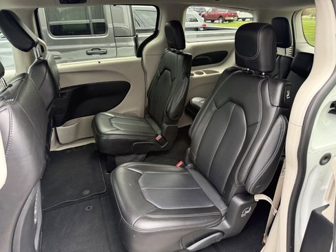 Used 2023 Chrysler Pacifica Touring-L FWD image 13