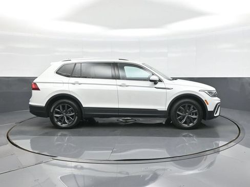 Used 2023 Volkswagen Tiguan SE w/ Panoramic Sunroof Package FWD image 8
