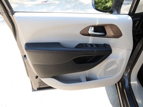 Used 2018 Chrysler Pacifica Touring-L Plus w/ Tire & Wheel Group FWD image 18