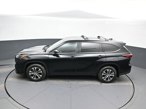 Certified 2023 Toyota Highlander XLE image 42