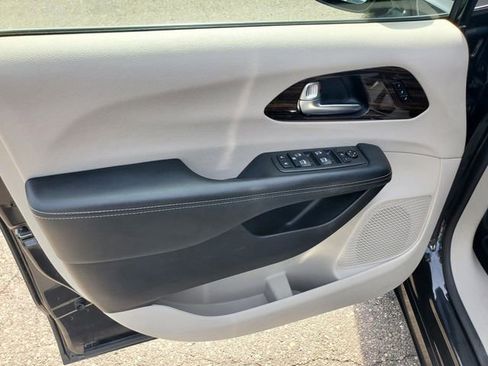 Used 2021 Chrysler Pacifica Limited AWD/4WD image 10