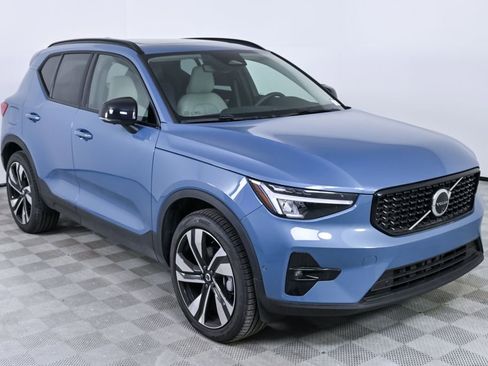 Certified 2025 Volvo XC40 B5 Plus image 28