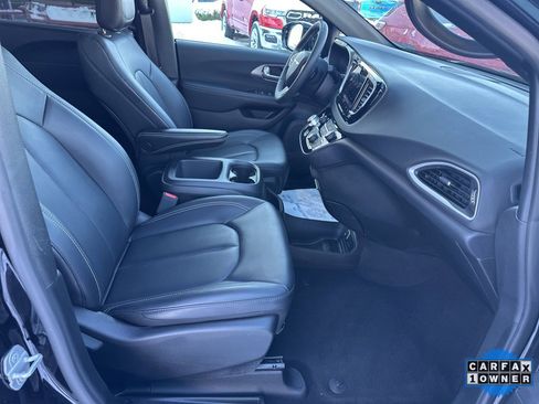 Used 2025 Chrysler Pacifica Select image 56