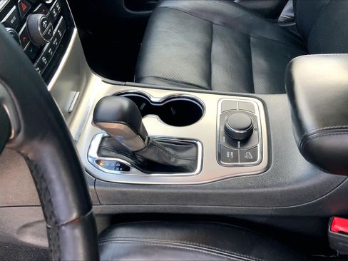 Used 2019 Jeep Grand Cherokee Limited w/ Luxury Group II AWD/4WD image 17