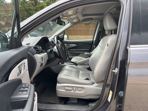 Used 2018 Honda Pilot Touring image 3