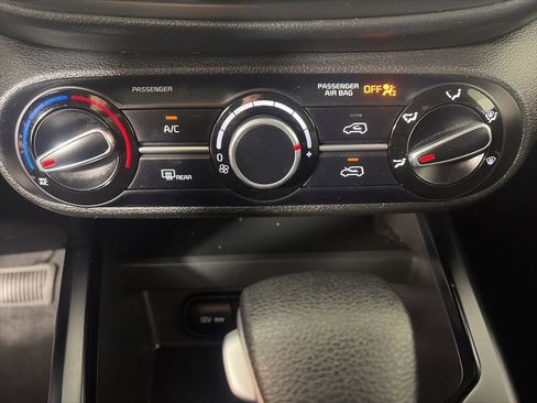 Certified 2025 Kia Soul LX w/ LX Technology Package FWD image 13