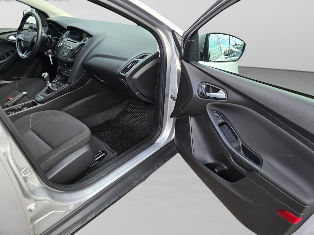 Used 2016 Ford Focus SE w/ SE Cold Weather Package FWD image 17