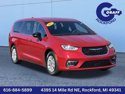 Used 2025 Chrysler Pacifica Select