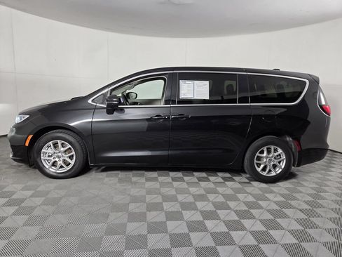 Used 2023 Chrysler Pacifica Touring-L FWD image 8