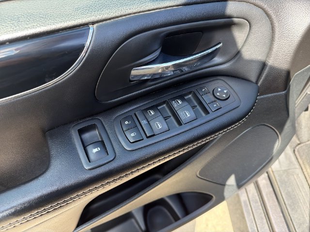 Used 2018 Dodge Grand Caravan SE FWD image 16