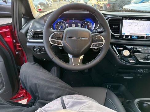 New 2025 Chrysler Pacifica Select image 18