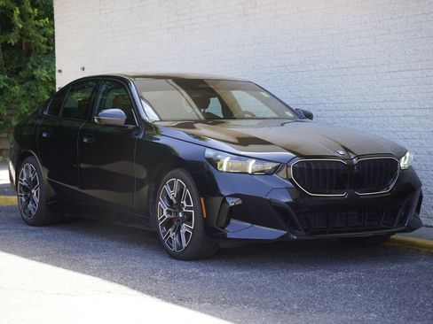 Used 2025 BMW 530i w/ M Sport Package RWD image 9