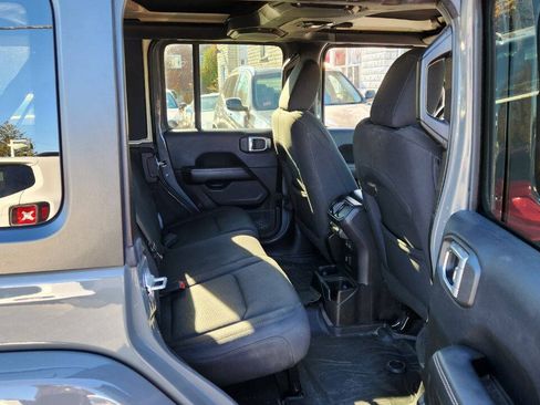 Used 2018 Jeep Wrangler Unlimited Sahara w/ Dual Top Group AWD/4WD image 18