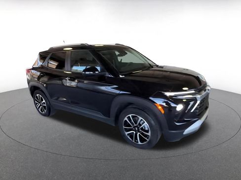 Used 2025 Chevrolet TrailBlazer LT image 2