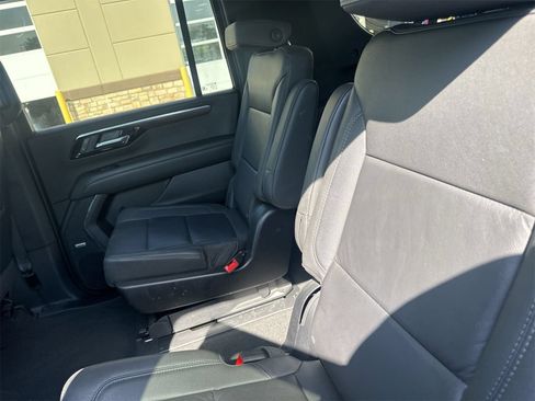 Used 2025 Chevrolet Suburban LT w/ Comfort Package RWD image 5