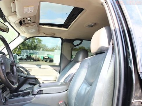 Used 2004 Chevrolet Avalanche Z71 image 10