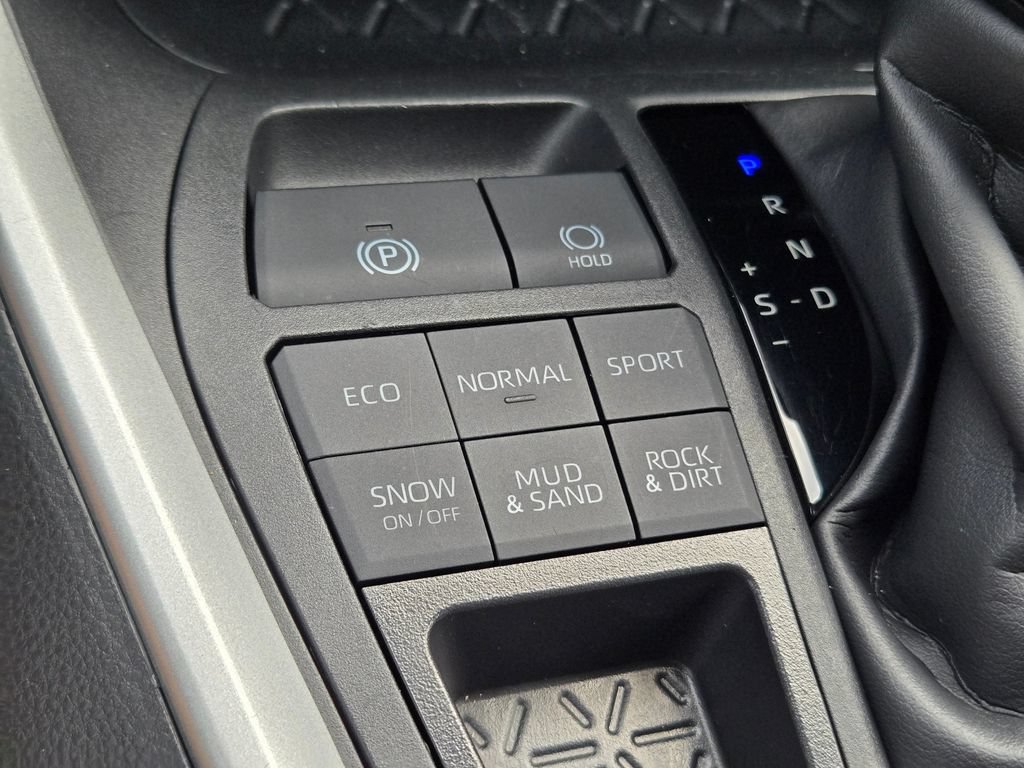 Used 2025 Toyota RAV4 XLE AWD/4WD image 28