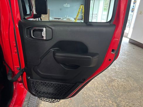 Used 2018 Jeep Wrangler Unlimited Sport S AWD/4WD image 19