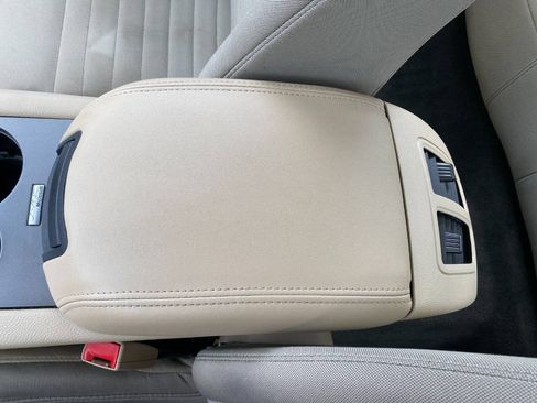 Used 2015 Ford Taurus SE FWD image 18