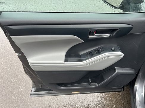Used 2022 Toyota Highlander XLE image 23