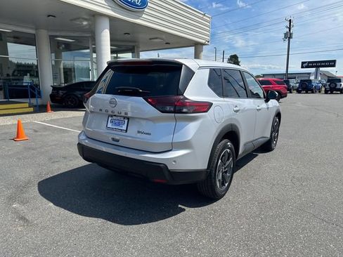 Used 2024 Nissan Rogue SV AWD/4WD image 2