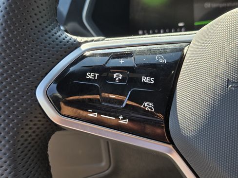 Used 2024 Volkswagen Tiguan SE R-Line image 24