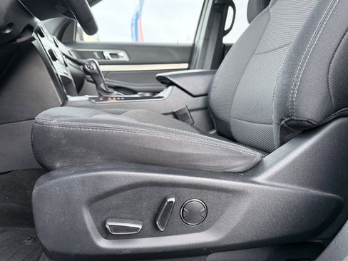 Used 2018 Ford Explorer XLT image 11