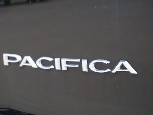Used 2024 Chrysler Pacifica Touring-L FWD image 18