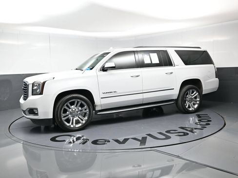 Used 2017 GMC Yukon XL SLT w/ Premium Edition AWD/4WD image 12