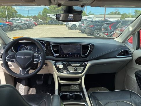 Used 2023 Chrysler Pacifica Limited FWD image 19