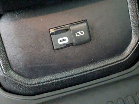 Used 2023 Toyota Highlander XLE image 26