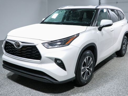 Used 2021 Toyota Highlander XLE FWD image 34