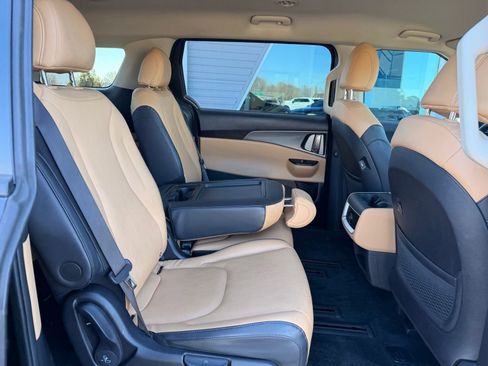 Used 2024 Kia Carnival LX image 19