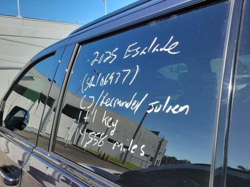 Used 2025 Cadillac Escalade ESV Sport Platinum AWD/4WD image 6
