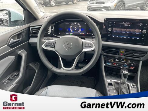 Certified 2025 Volkswagen Jetta SE w/ Sunroof Package image 14