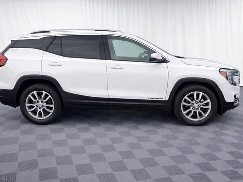 Used 2024 GMC Terrain SLT FWD image 2