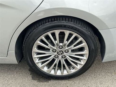 Used 2021 Toyota Avalon Limited image 5