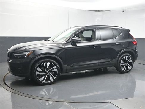 Used 2025 Volvo XC40 B5 Ultra image 4