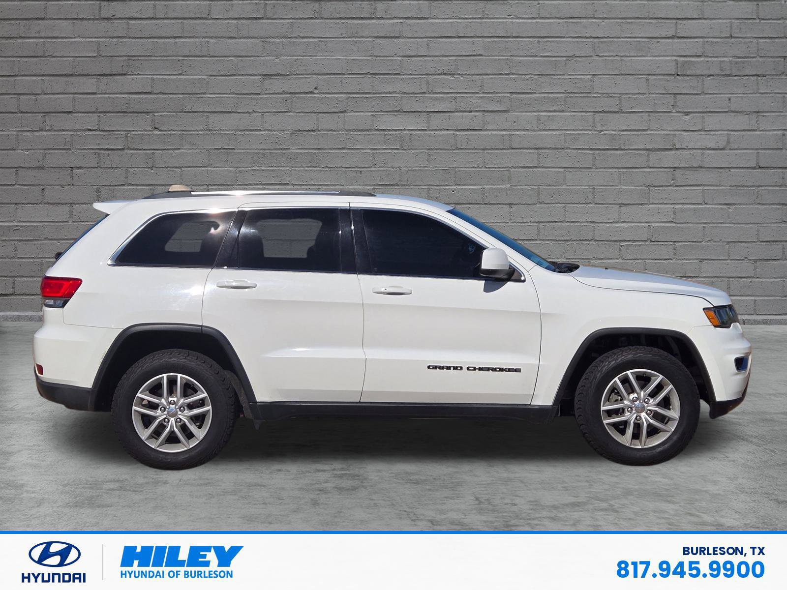 Used 2018 Jeep Grand Cherokee Laredo RWD image 3